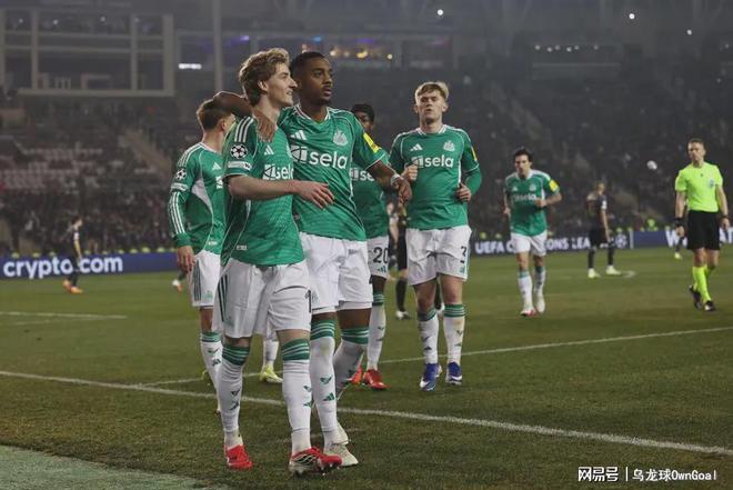 欧冠惨案！一人轰4球，英超球队踢疯了，晋级淘汰赛稳了