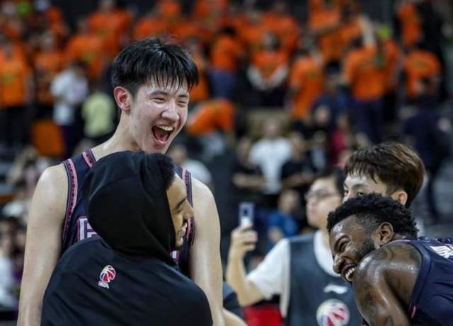 根本不让打！广东2米07潜力前锋遭杜锋雪藏，曾被视为周鹏接班人