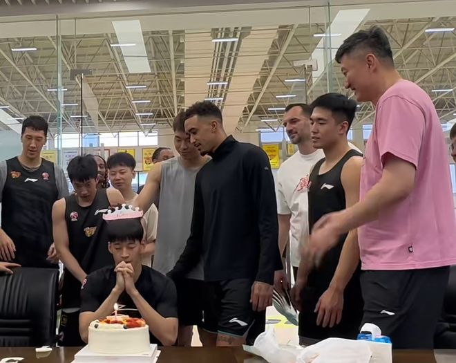 广东为李文昊庆生！崔永熙奎因搞怪，杜锋获尊重，摁头时阿旺亮了