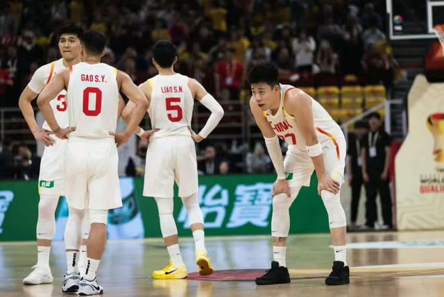 中国男篮赢了！逆转击败日本男篮，赵继伟爆发，廖三宁16分