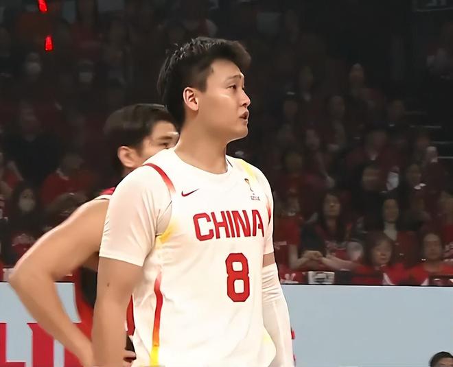 崩了！中国男篮落后日本14分，赵睿8+2，廖三宁8分，郭士强危险了