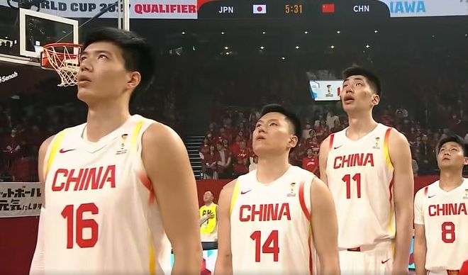 恭喜中国男篮，落后15分翻盘！郭士强+胡金秋被判违体，裁判太黑