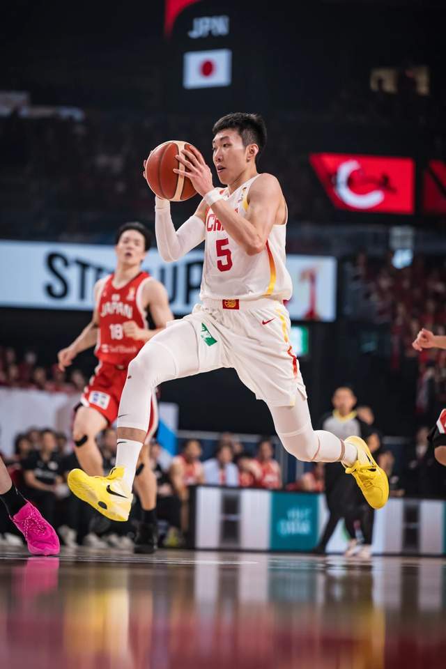 霸气！中国男篮逆转日本，济南小伙成奇兵，赵继伟硬，张镇麟拉胯