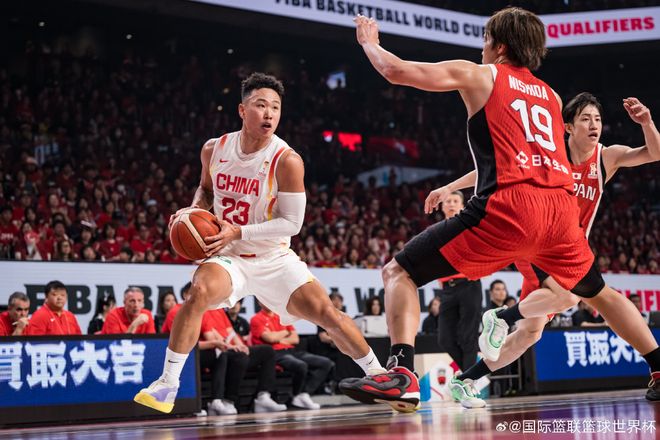双宁发威，打出一波13-0！中国男篮逆转日本队，对手单节只得9分