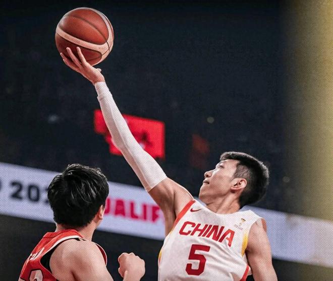 不是胡金秋！不是廖三宁！杨鸣盛赞中国男篮1人，是他改变了局势