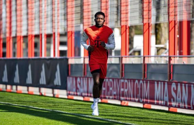 拜仁官方：阿方索-戴维斯开始跑步训练，迈出恢复的坚实一步