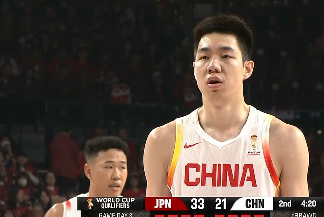 中国男篮：4人出色4人不及格，张镇麟垫底，一内一外联手致胜