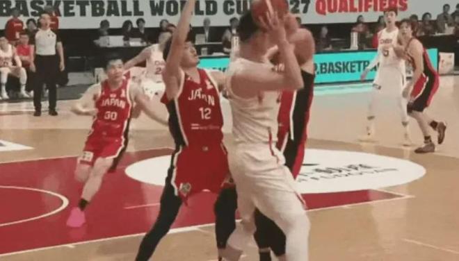 反转！中国男篮赢球后，FIBA改口，执法裁判身份曝光，或遭重罚