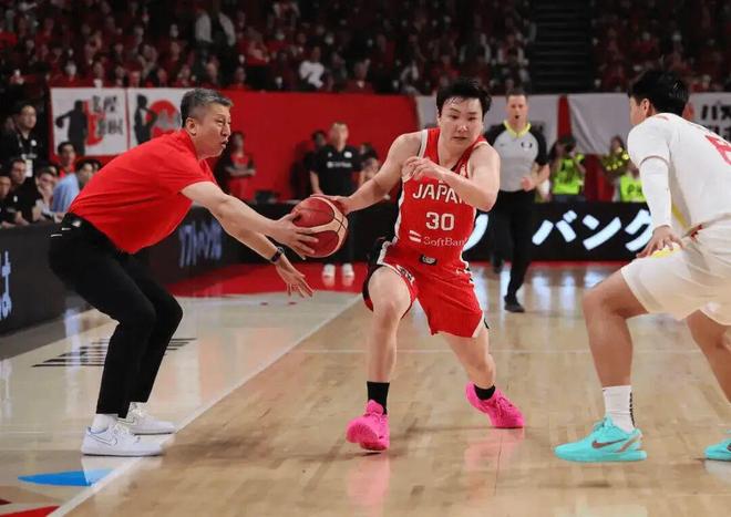主教练在热身！郭士强抢断富永启生！