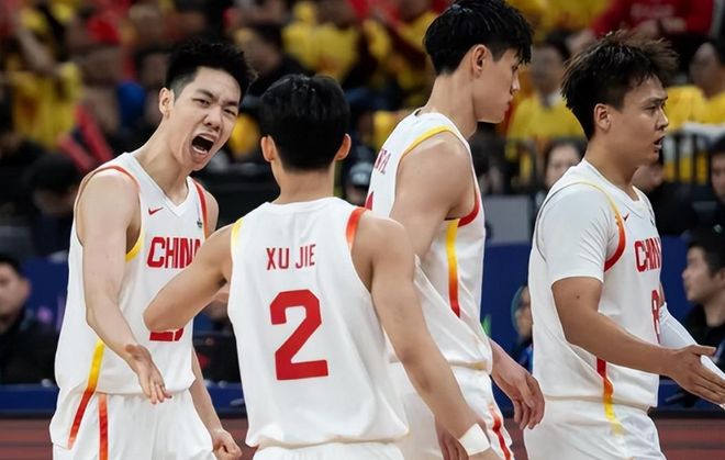 中國隊逆轉次日，“日本主場哨”登熱搜，外國球迷質疑裁判