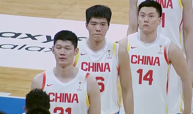 三节落后6分，中国男篮要悬了！内外线被打爆，郭士强用人被质疑