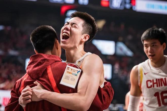 落后11分完成逆转！中国男篮两连胜，掌握主动权，首支出线队诞生
