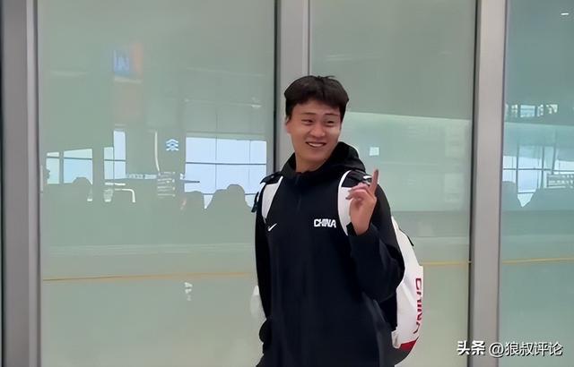 中国男篮凯旋而归！赵睿廖三宁脸带笑容与球迷互动引关注