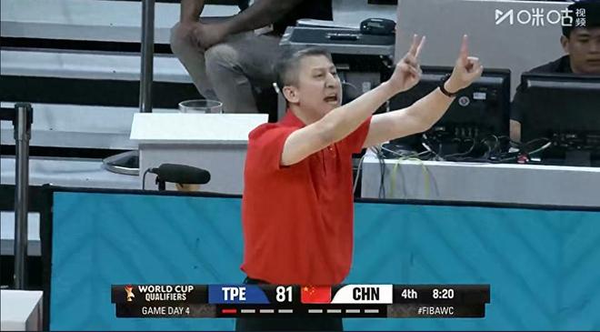 谁注意到，赛后一官员在中国队更衣室哭得像小孩，郭导抱着他安抚