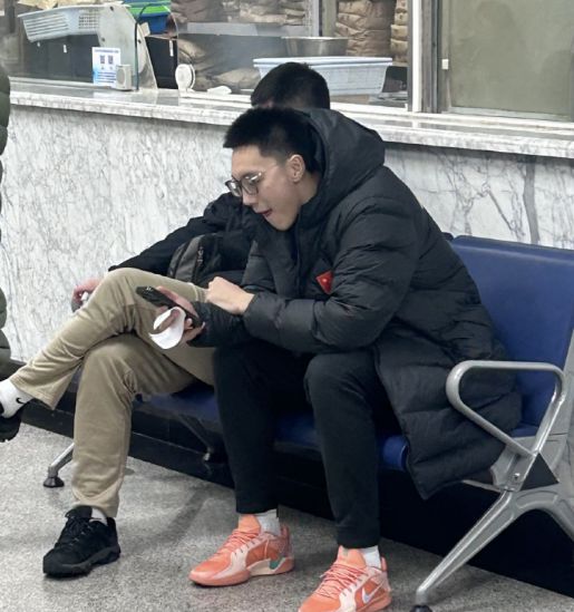 贺希宁曝光胡明轩无缘世预赛原因：膝伤复发 回国第一时间去医院