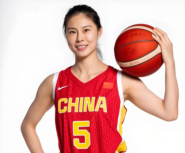 王思雨替补出场，6投6中，砍下13分！中国女篮半场领先巴西13分