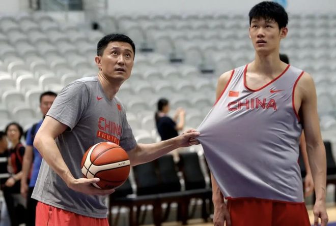 最靠谱的国手！刚打完世预赛就随队训练，球迷：比周琦沉稳多了