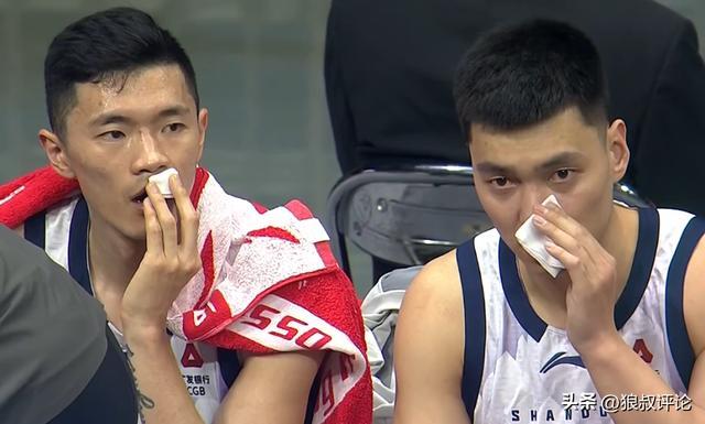 復刻CBA名畫！陳林堅和陳培東同時拿紙巾擦血引關注