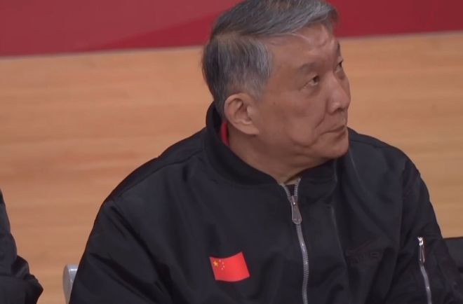 宫鲁鸣脸色严峻：中国女篮被轰27-5险遭19分逆转 狂送19失误