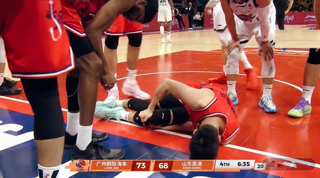 郭艾倫流淚重傷，CBA爆冷1戰：徐昕2雙打瘋了，山東男籃輸得窩囊