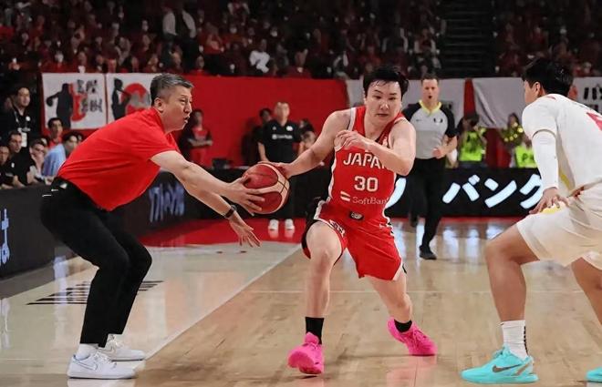 郭指导笑谈“抢断”富永启生名场面：他运球幅度有点大运到我手了