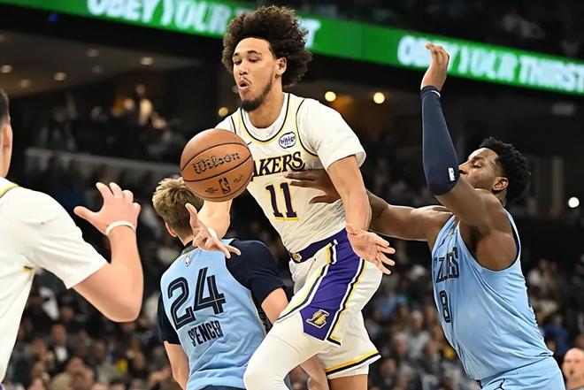 临危受命起到了效果！湖人替补中锋的作用其实已经相当突出了？