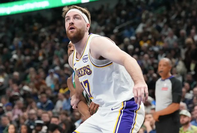 明明是个不错的内线得分手，结果湖人在场上却一点球权都不给他？