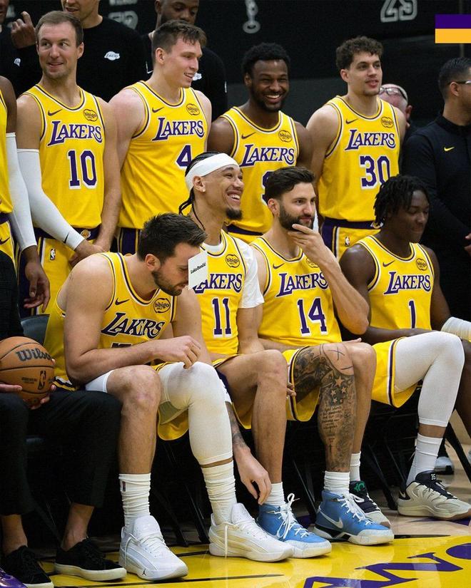 湖人拍攝全家福！東契奇搞怪把名字貼額頭 詹姆斯布朗尼笑容滿面