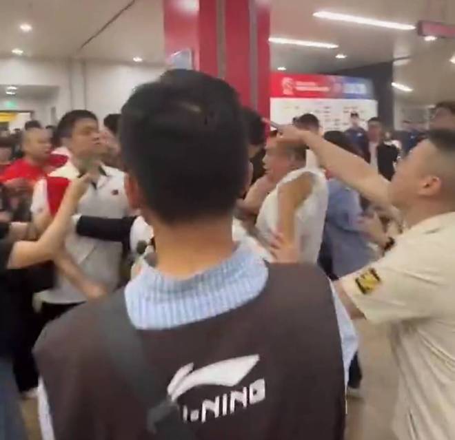 CBA赛后爆发冲突！球迷怒扇北京工作人员，广厦男篮恐遭重罚