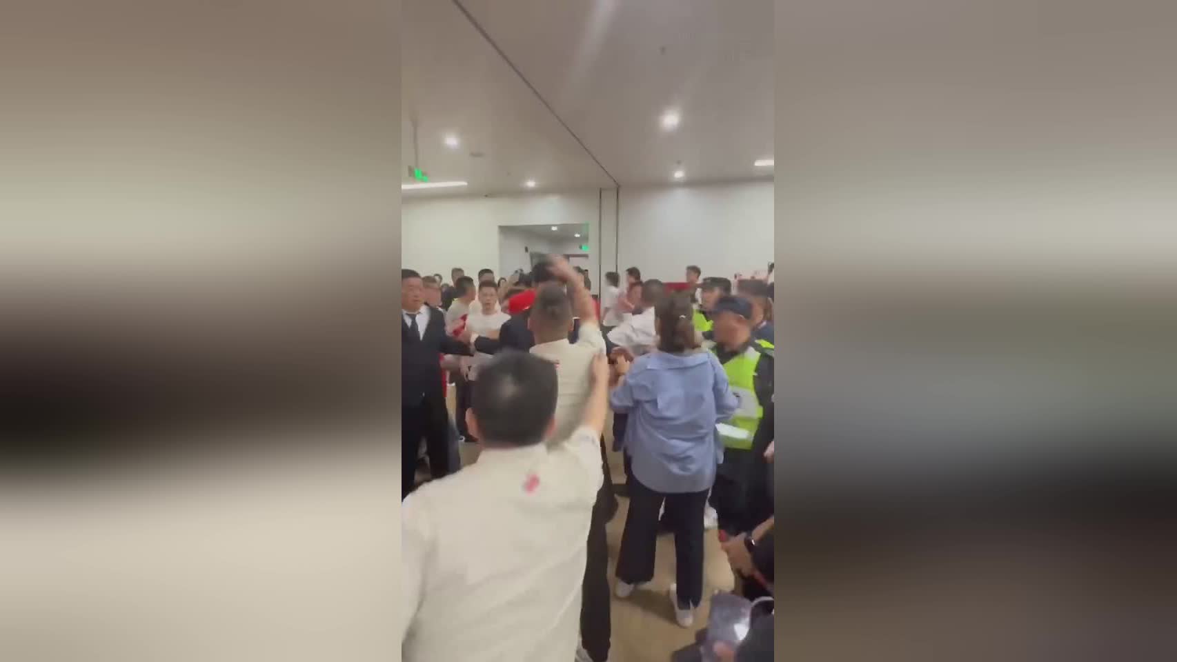 还有下集广厦光头球迷再次动手打掉手机&脚踢上前理论的女性