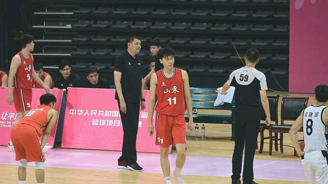 真惨！山东狂输20分，巩晓彬无奈苦笑，国青核心9中1，叶润峰31+9