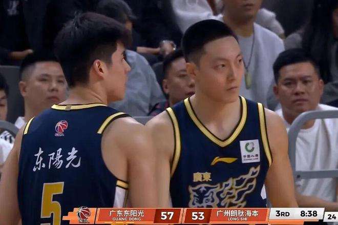 广东男篮险胜广州，徐杰17+9萨林杰17+10，郭艾伦9+4+3胡明轩8中2