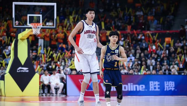 广东宏远3分险胜广州！徐杰17分9助攻，郭艾伦9分，徐昕受伤