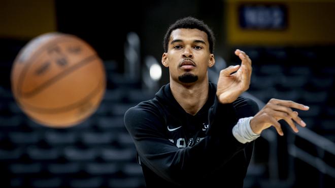 裁判搶鏡，湖刺大戰(zhàn)雙方累計罰球84次，文班等馬刺3人畢業(yè)