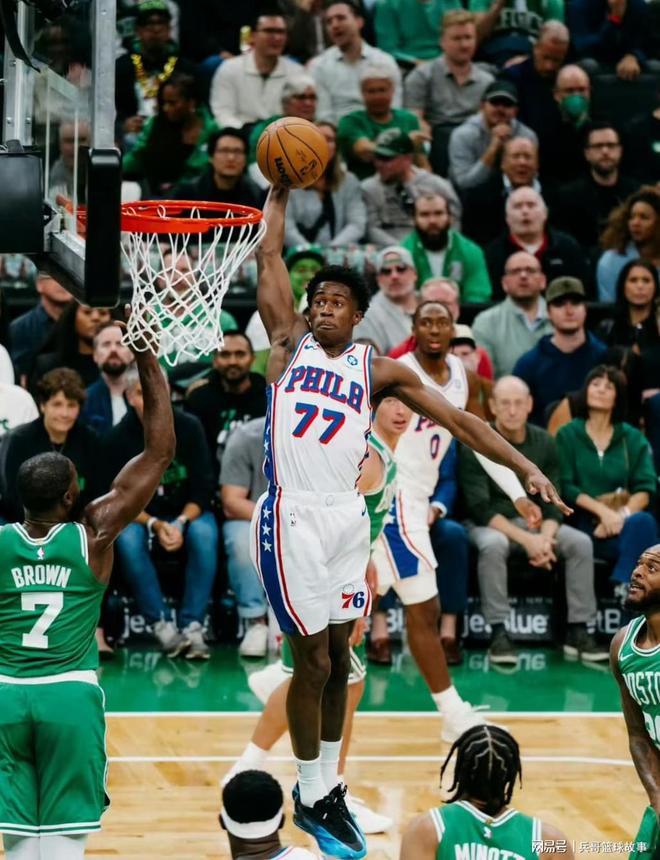 險(xiǎn)造24分大逆轉(zhuǎn)，恩比德沮喪離場(chǎng)！4勝0負(fù)不敗金身被破，布朗31分