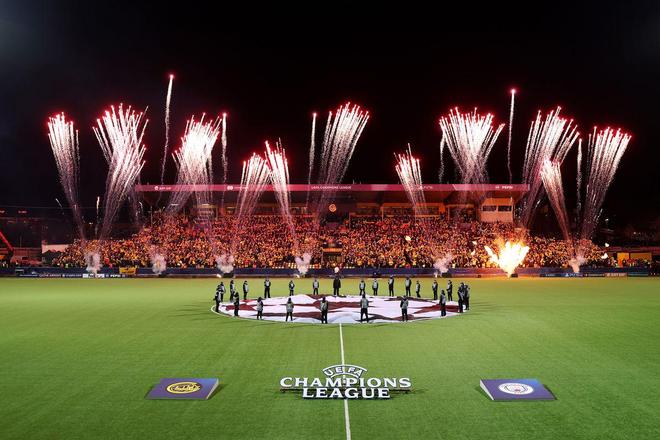 曼晚：大量未買到票的曼城球迷也隨隊(duì)遠(yuǎn)征挪威客場(chǎng)，甚至有人爬樹(shù)上看球