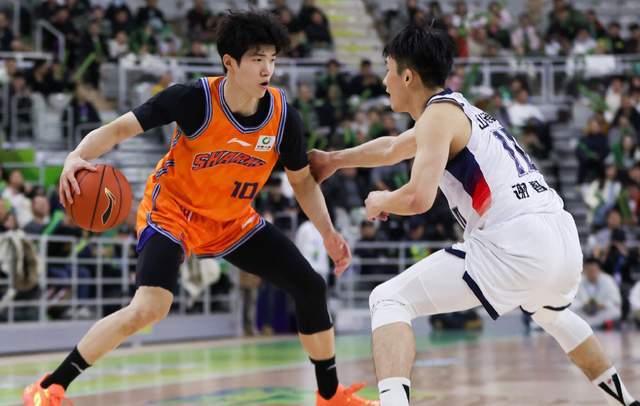 上海29分狂勝進(jìn)決賽！超級外援2戰(zhàn)52+15統(tǒng)治比賽，盧偉劍指2連冠