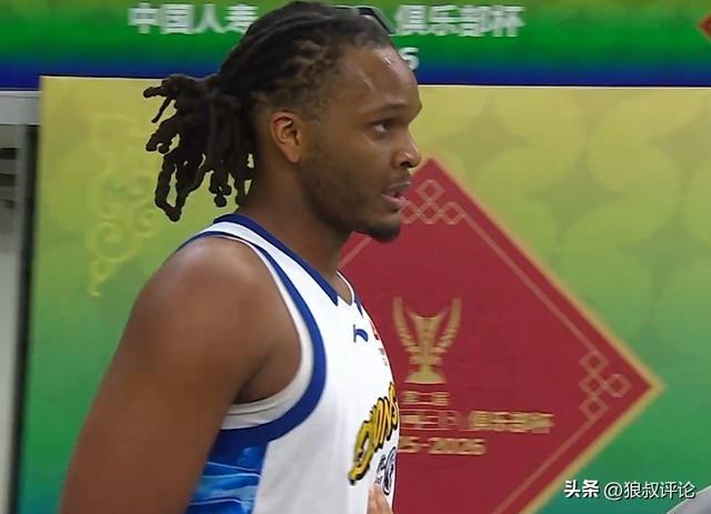 廣廈替補(bǔ)席爆發(fā)內(nèi)訌：卡爾頓情緒失控對(duì)噴王博 多名隊(duì)友勸阻引關(guān)注