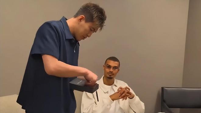 郭艾倫還是頂流！和文班亞馬互贈禮物，與林書豪直播NBA全明星