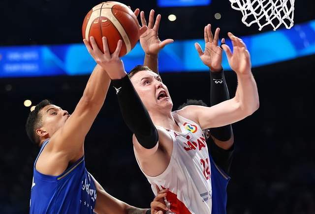 男籃內(nèi)線告急！世預(yù)賽頭號(hào)勁敵派兩大歸化內(nèi)線，周琦或被火速征召