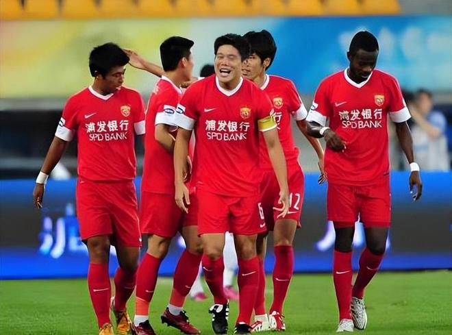 意外！韓鵬堅(jiān)持要送走的魯能王牌，如今卻在上港連續(xù)首發(fā)踢亞冠