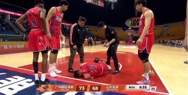 慘烈！郭艾倫突發(fā)受傷，抱著左膝痛苦倒地，被擔(dān)架車送出場(chǎng)