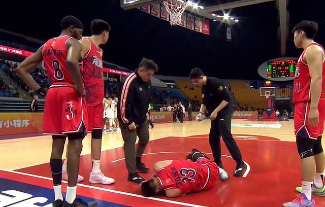 噩夢(mèng)！復(fù)出之戰(zhàn)又受傷，郭艾倫膝蓋受創(chuàng)，被擔(dān)架抬出，或賽季報(bào)銷