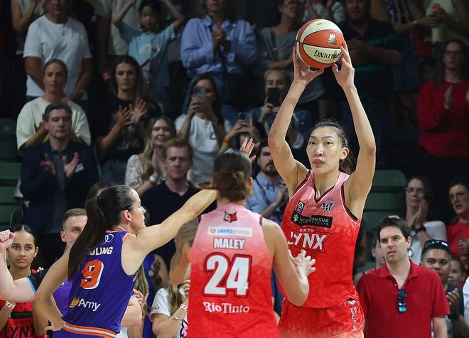 總決賽場(chǎng)均轟17+7！中國(guó)女籃2米07王牌練級(jí)歸來(lái)：世預(yù)賽當(dāng)核心？