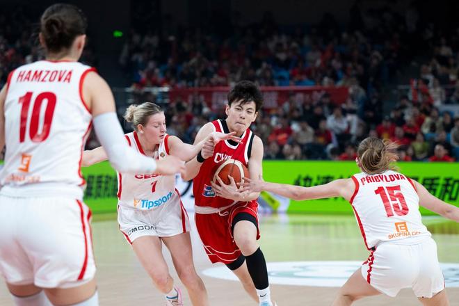 中國(guó)女籃85比51大勝捷克女籃！五連勝收官熱身賽，將在武漢征戰(zhàn)世界杯資格賽