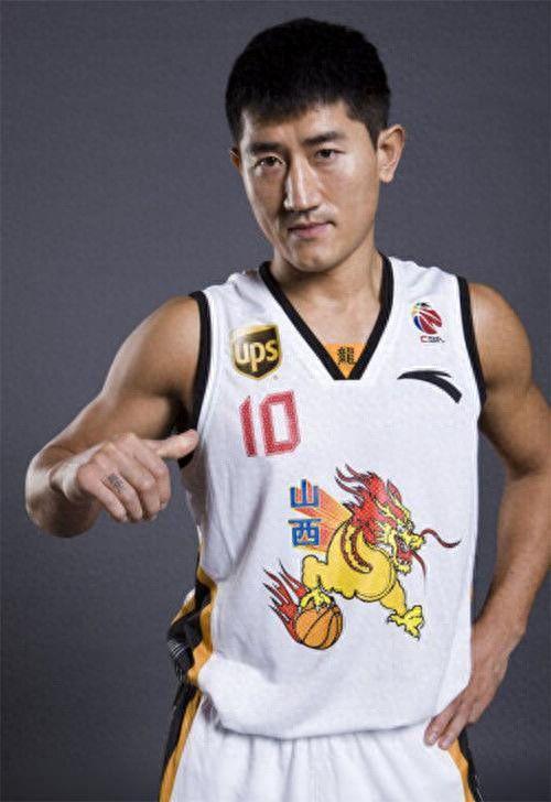 身高只有1米76，卻連續(xù)三年成CBA助攻王，如今定居廈門成人生贏家