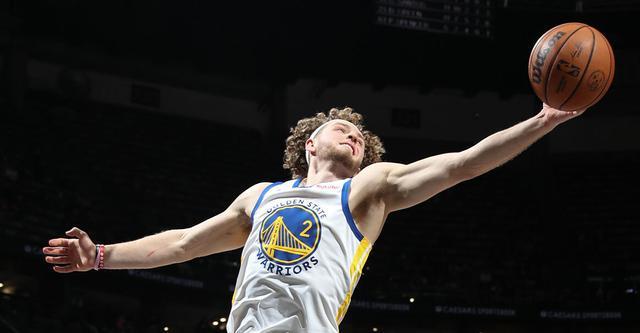 波齊姆斯基過(guò)去兩場(chǎng)比賽摘下30個(gè)籃板 創(chuàng)隊(duì)史后衛(wèi)紀(jì)錄