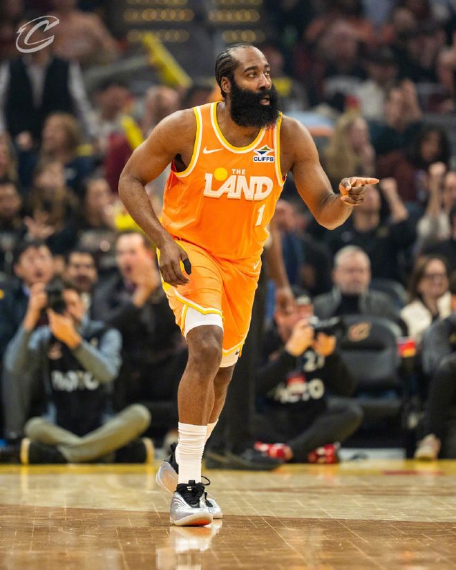 哈登0罰20分創(chuàng)隊(duì)史最老紀(jì)錄！騎士賽季首勝尼克斯 米切爾23分