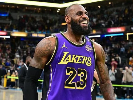 態(tài)度轉(zhuǎn)變？湖人管理層公開喊話：希望詹姆斯繼續(xù)留在湖人！