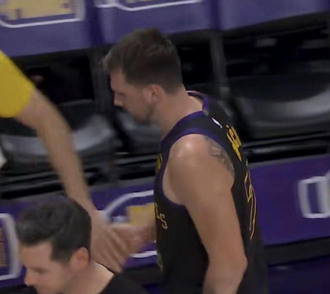 關(guān)鍵時(shí)刻出手猶豫，東契奇24中8得到24分9板15助